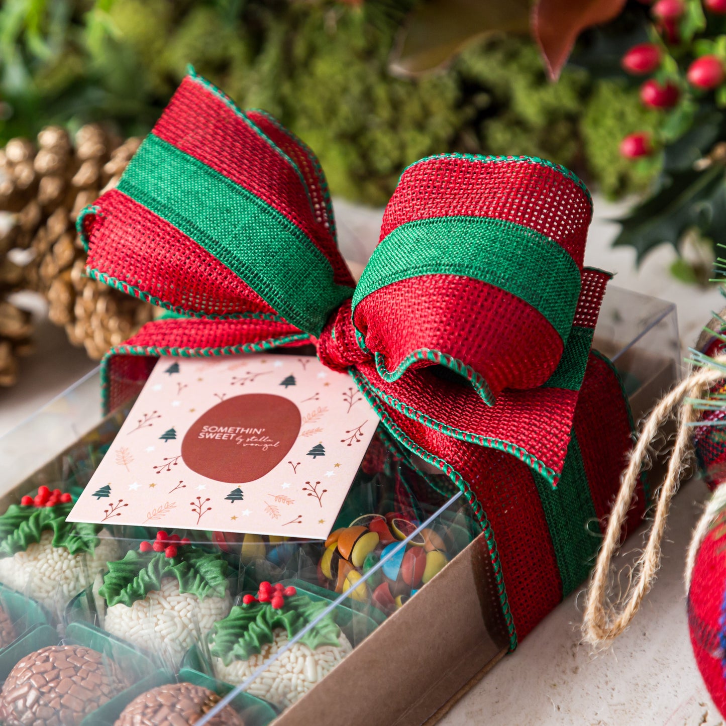 Caixa Presente Decorada com 24 Doces - Coleção de Natal - Somethin' Sweet by SVG