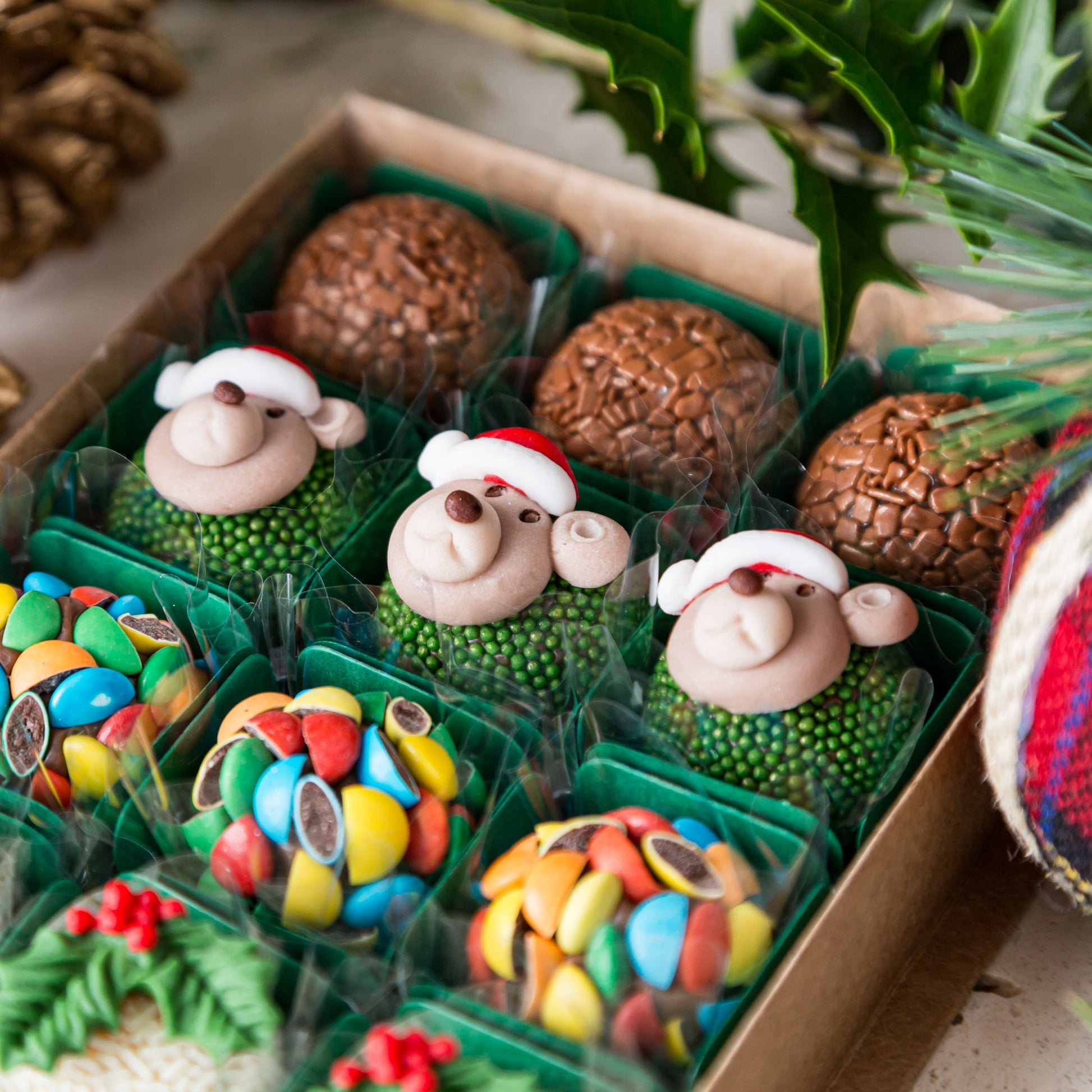 Caixa Presente Decorada com 24 Doces - Coleção de Natal - Somethin' Sweet by SVG