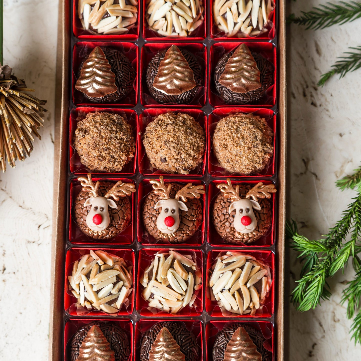 Caixa Presente Decorada com 24 Doces - Coleção de Natal